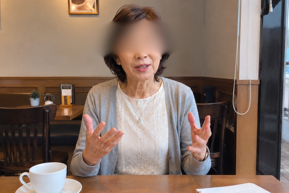 大阪市内のカフェでインタビューに応じる60代女性