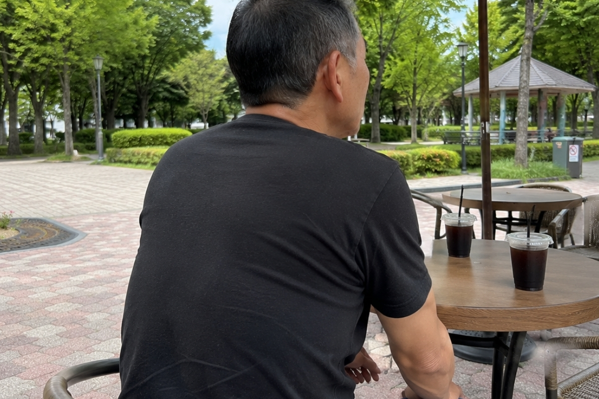 インタビューに応じる60代の警備員の男性