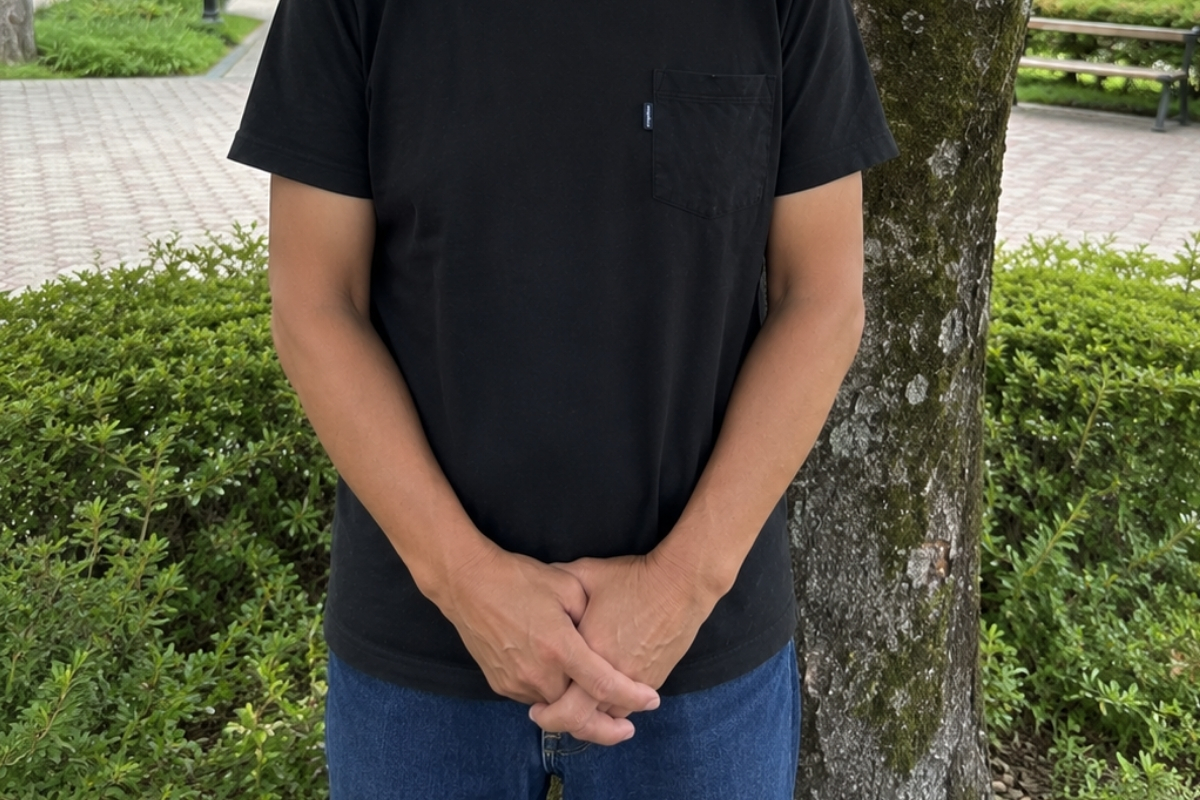 警備の仕事で体力がつき健康的に日焼けした60代男性